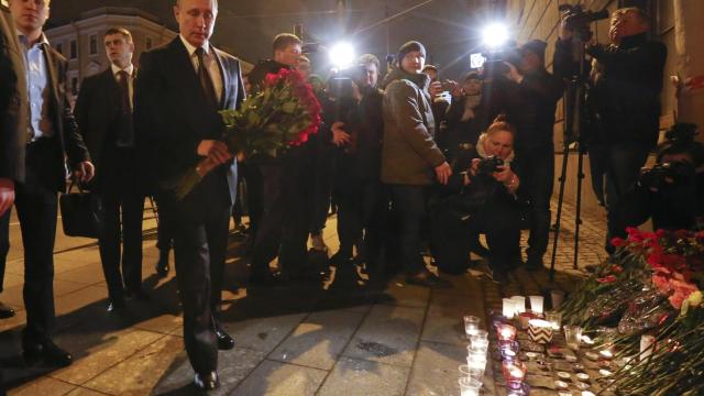 El presidente Putin dejó una ofrenda floral en el exterior del metro de San Petersburgo.