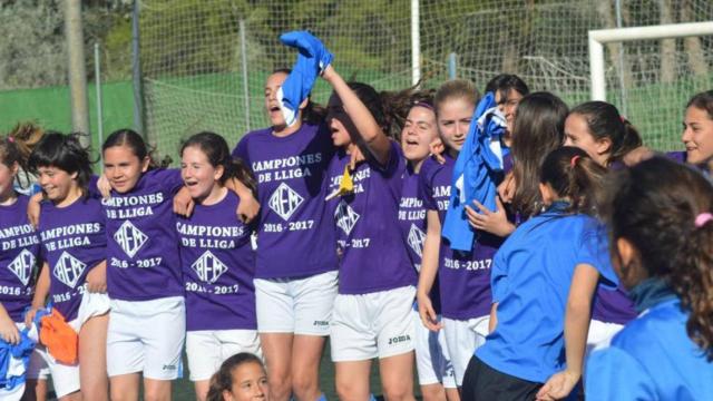 Las campeonas ilerdenses celebran su histórico título.