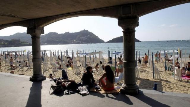 Turistas en una playa de San Sebastián.