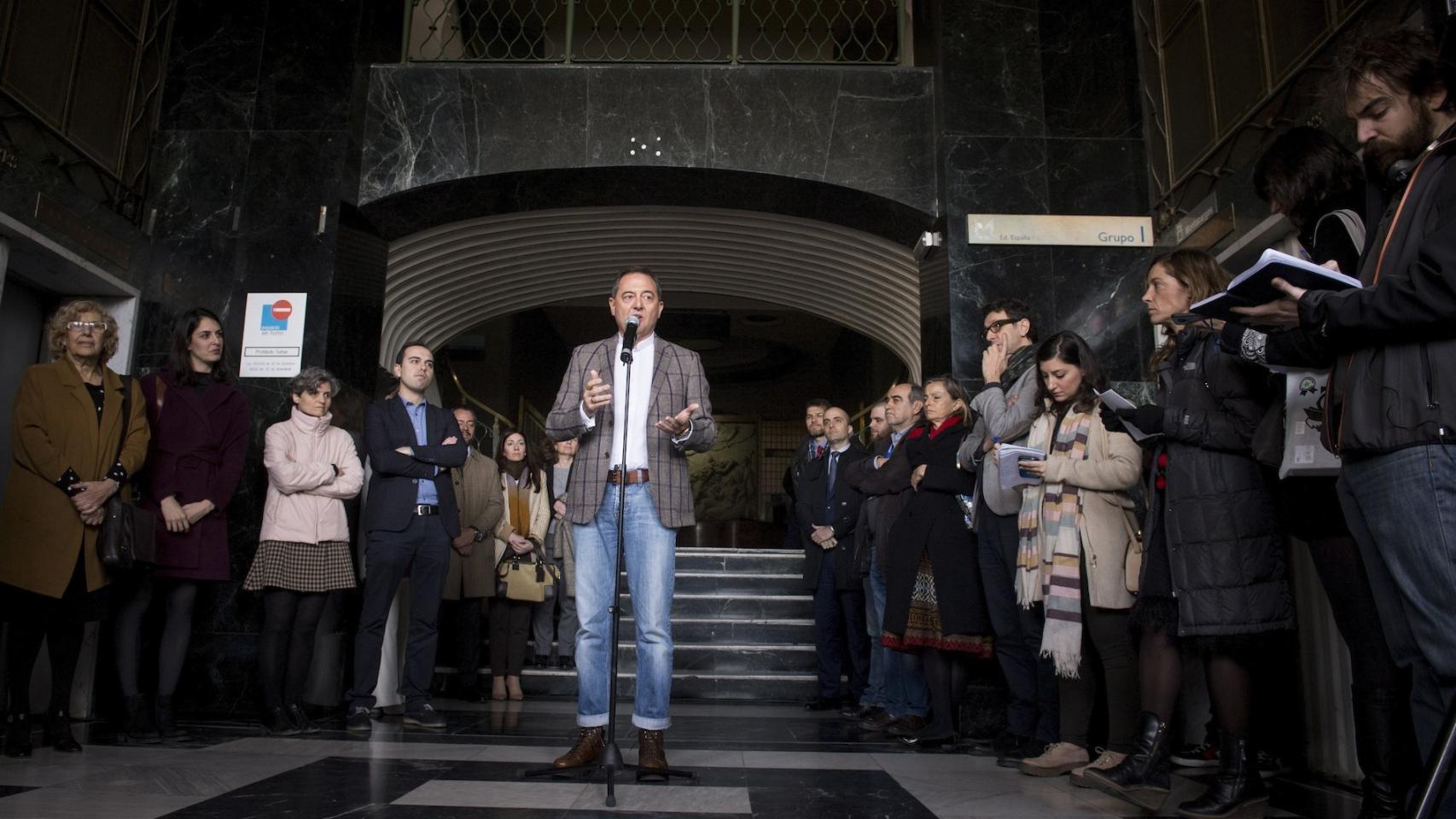 El empresario Trinitario Casanova junto a la alcaldesa de Madrid, Manuela Carmena, en el Edificio España.