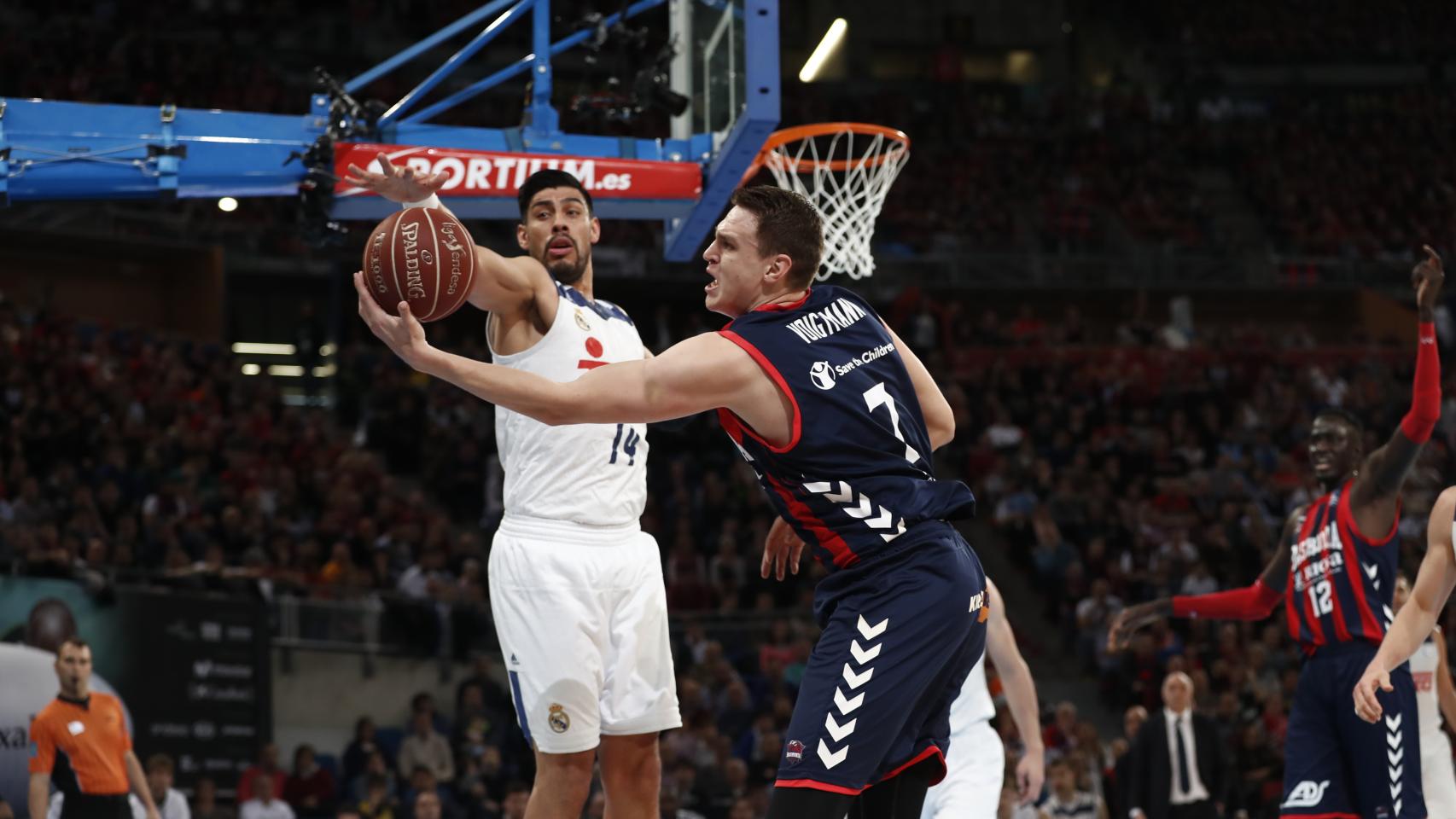 Gustavo Ayón y Johannes Voigtmann en el último Baskonia-Real Madrid.