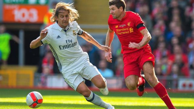 Míchel Salgado y Gerrard durante el partido entre las leyendas de Real Madrid y Liverpool.