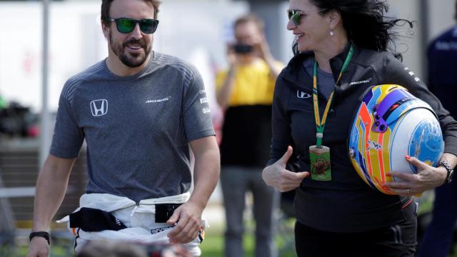 Fernando Alonso camina por el paddock.