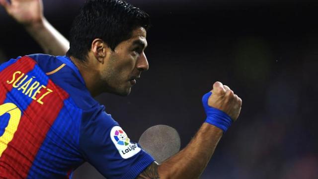 Luis Suárez celebra el gol del Barcelona.