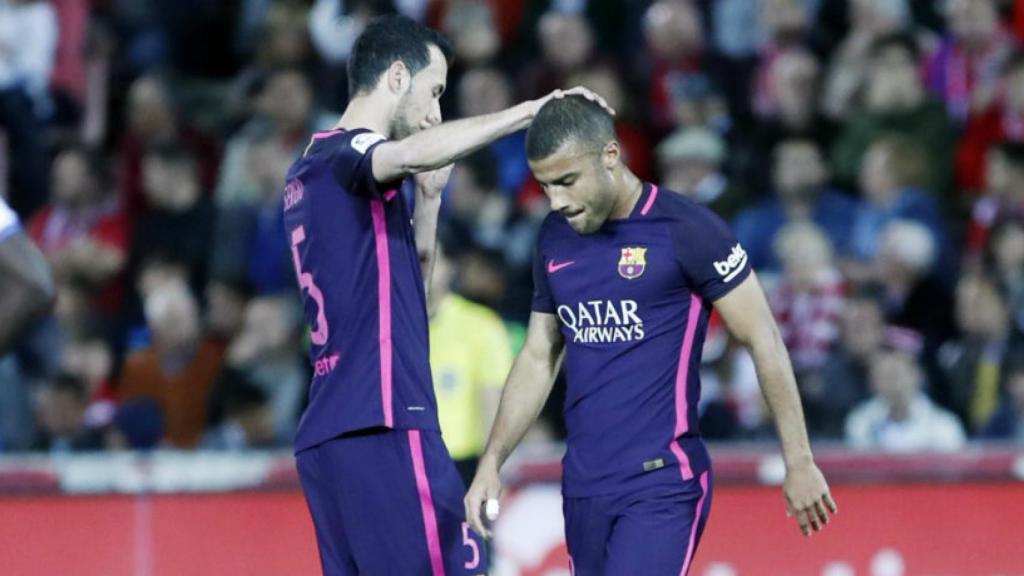 Rafinha se marcha lesionado en Los Cármenes. Foto: Twitter (@FCBarcelona_es)