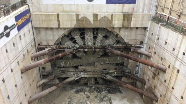 Momento en que la tuneladora rompe la pantalla de salida, acabando el túnel.