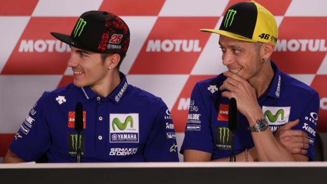 Valentino Rossi sonríe, junto a Maverick Viñales, durante la conferencia de prensa del GP de Argentina.