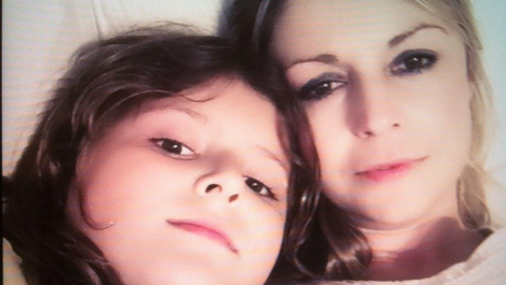 Elena con Daniela cama