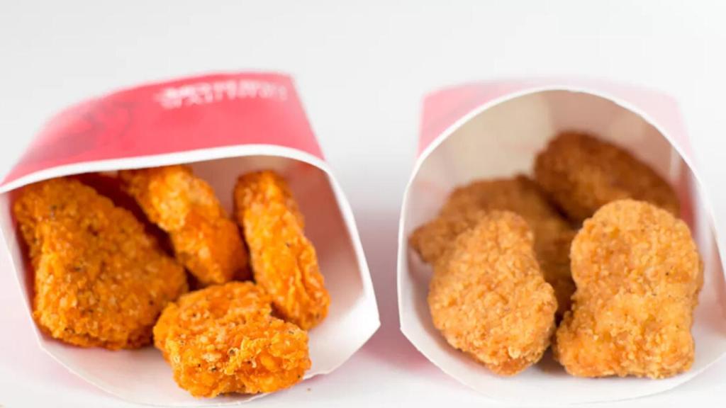 Un par de paquetes con nuggets de pollo.