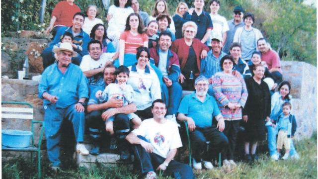 Cuatro generaciones de comunismo en una misma familia. Estos son los hijos y los nietos de los hermanos Caballero. En el centro, sentado y con polo azul, Ernesto, uno de los protagonistas de esta historia.