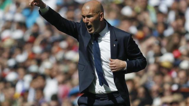 Zidane, durante el derbi contra el Atlético da instrucciones.