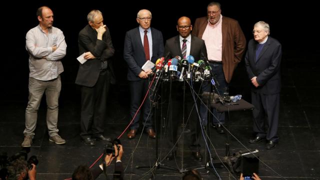 El grupo de mediadores denominado Artesanos de la Paz, este sábado en la rueda de prensa celebrada en Bayona (Francia).