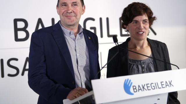 Otegi, junto a la dirigente de EH Bildu Anita Lopepe, en Bayona.