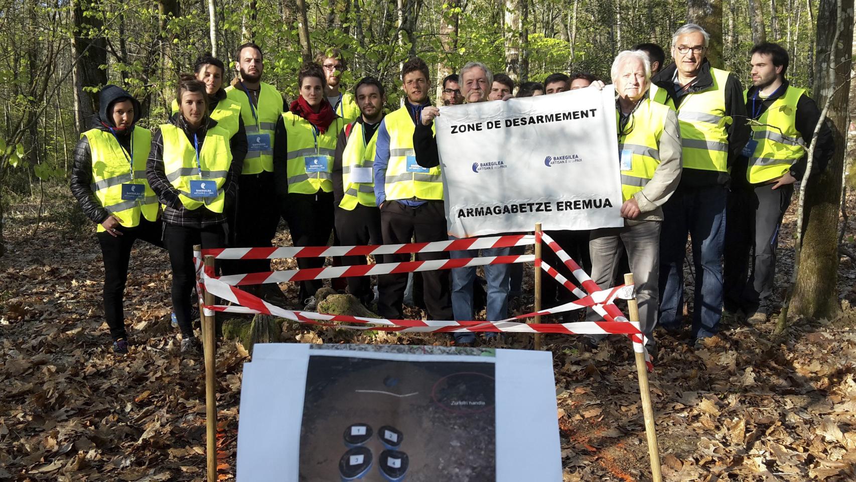 Fotografía facilitada por los mediadores autodenominados artesanos de la paz de la localización de uno de los ocho depósitos de armas.