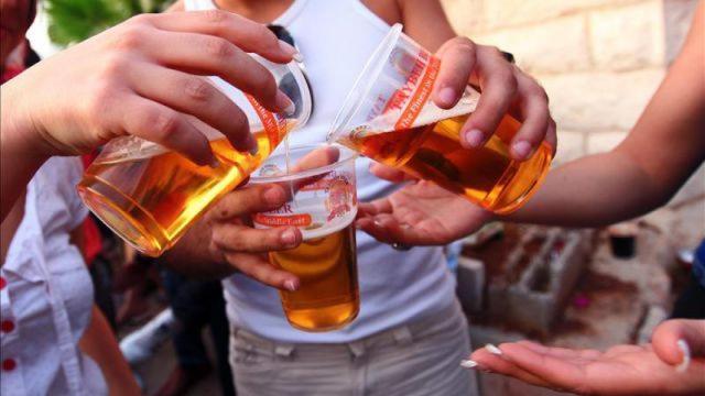 Varias personas consumen cerveza