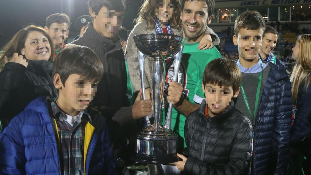 Raúl con sus cinco hijos tras su último partido en el Cosmos de Nueva York. Gtres.