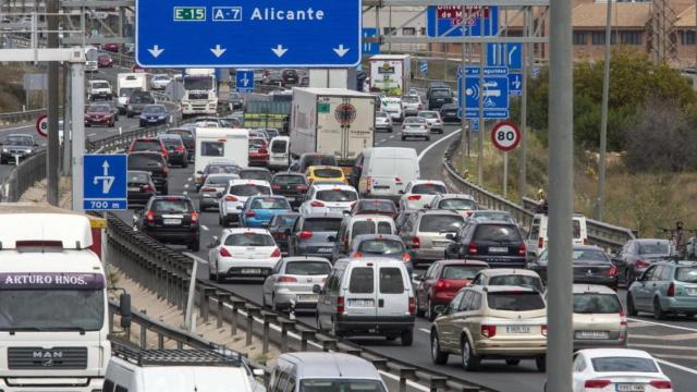 Retenciones en una operación salida en una carretera española.