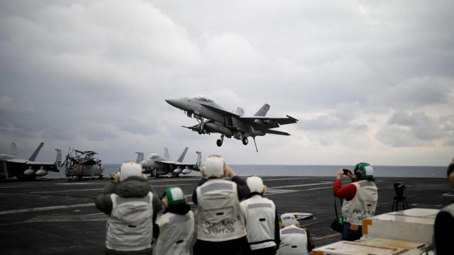 Un caza despega del portaaviones USS Carl Vinson