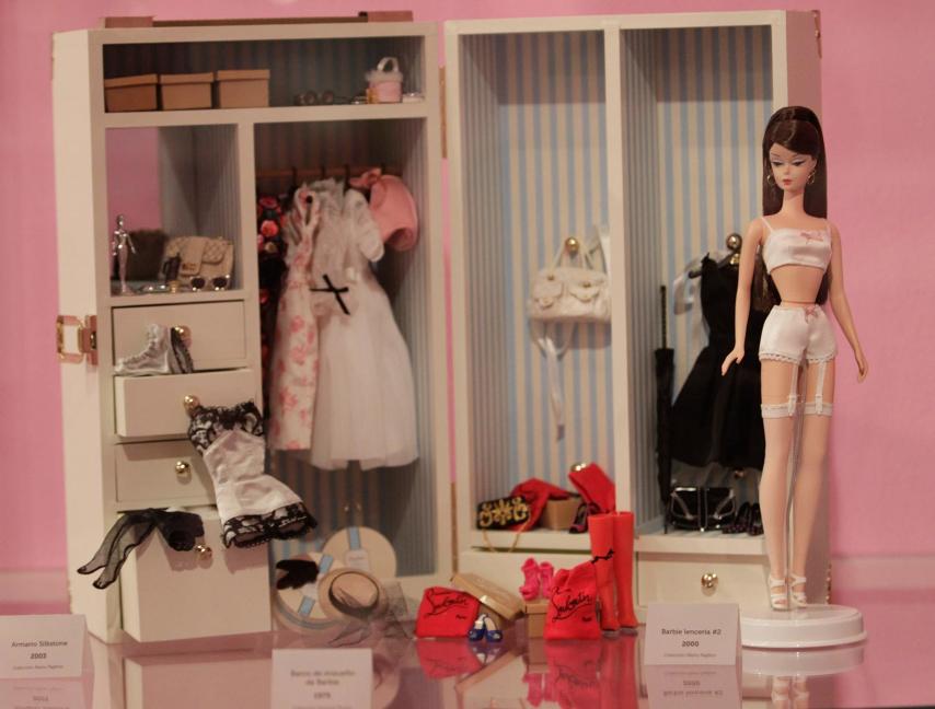 Una de las partes del montaje de la exposición dedicada a la muñeca.