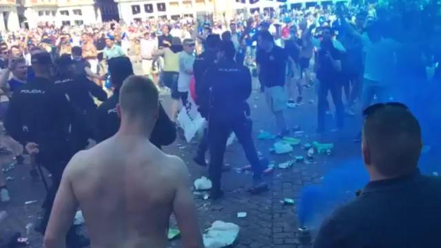 Los ultras del Leicester la lían en la Plaza Mayor.