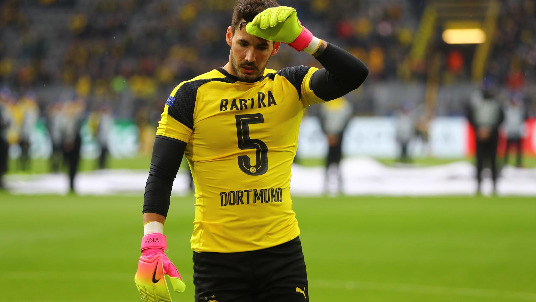 El portero Burki con una camiseta de Bartra en el calentamiento.