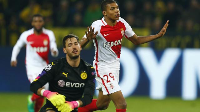 Mbappe celebra el primero de sus dos goles en el Signal Iduna Park.