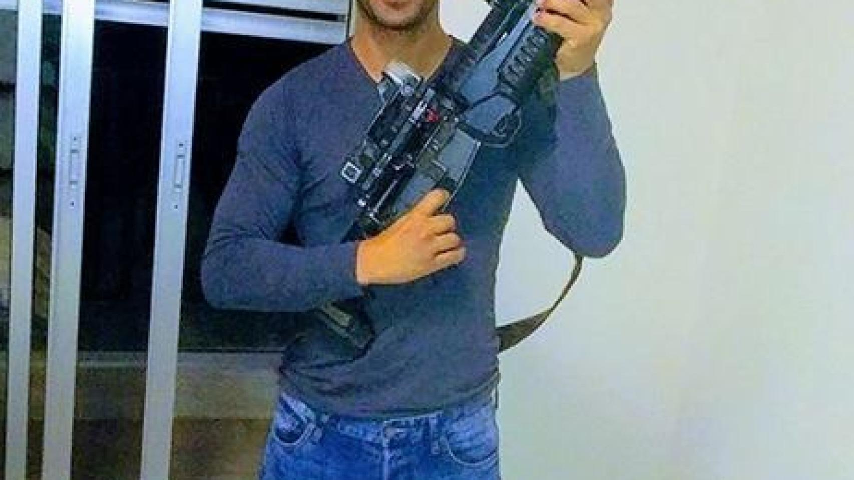 'Jeki', retratado con un arma de asalto.