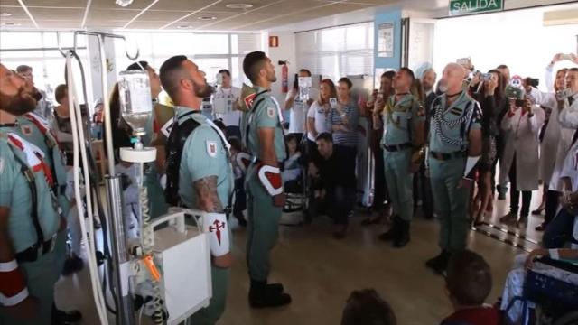 Los miembros de La Legión en la planta de Oncología del Hospital Materno Infantil de Málaga.