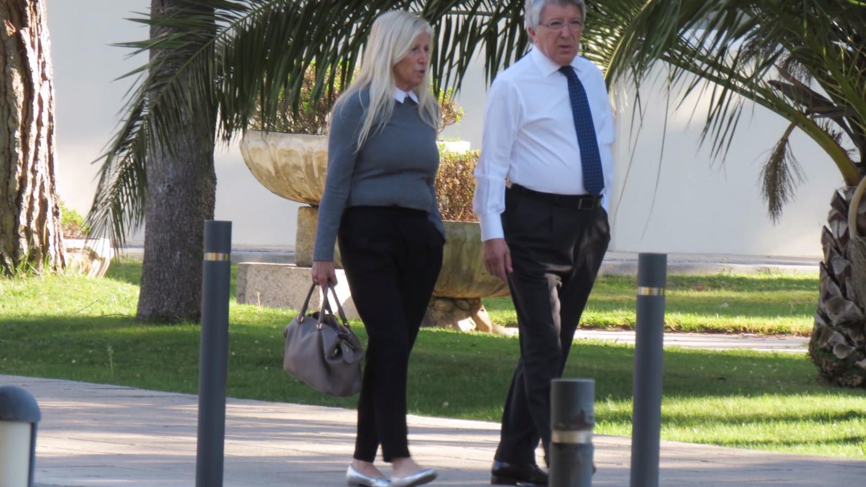 Enrique Cerezo camina por el exterior del centro hospitalario en el que está ingresada su madre.