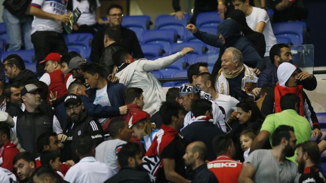 Pelea en las gradas del estadio de Lyon.
