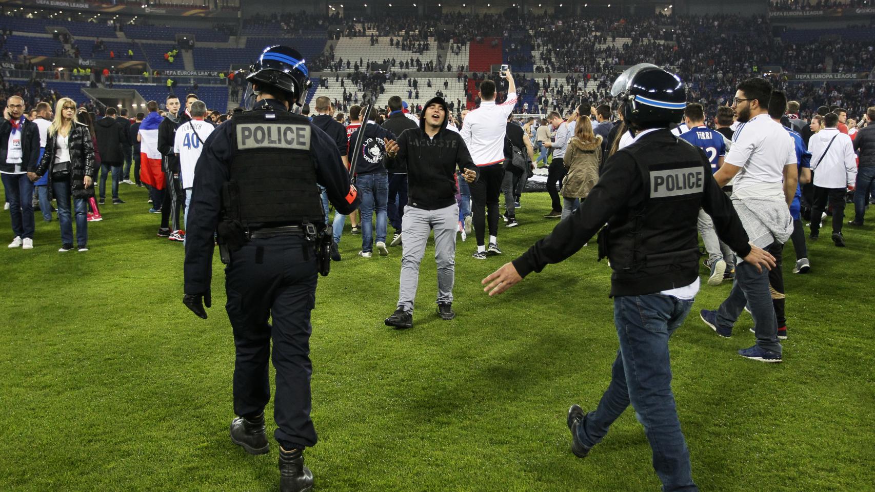 La policía en el estadio del Lyon.