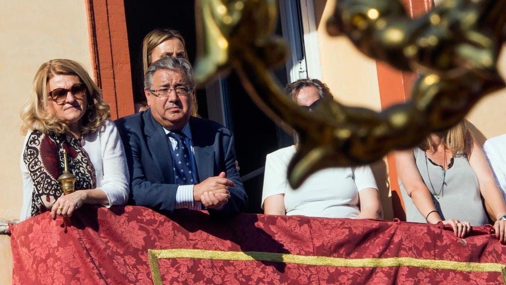 El ministro del Interior, Juan Ignacio Zoido sigue una procesión el Miércoles Santo en Sevilla.