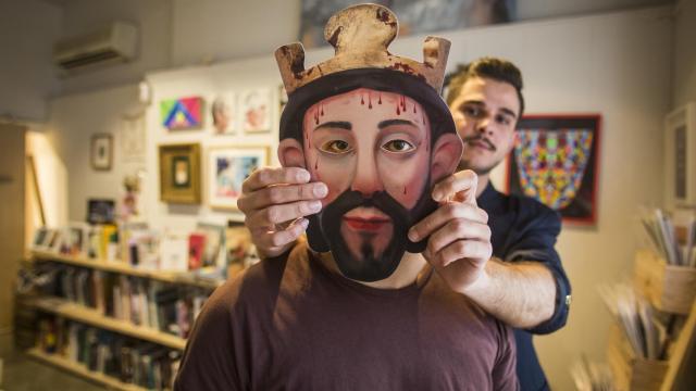 Manuel Zapata, colocando a un amigo una 'careta' con la imagen de un cristo