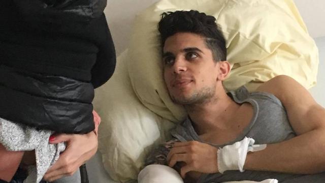 Marc Bartra en el hospital tras el ataque al autobús del Dortmund.