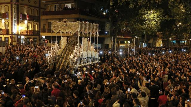 Esperanza Macarena a la salida de su basílica para iniciar su procesión en la celebración de la Madrugá sevillana.