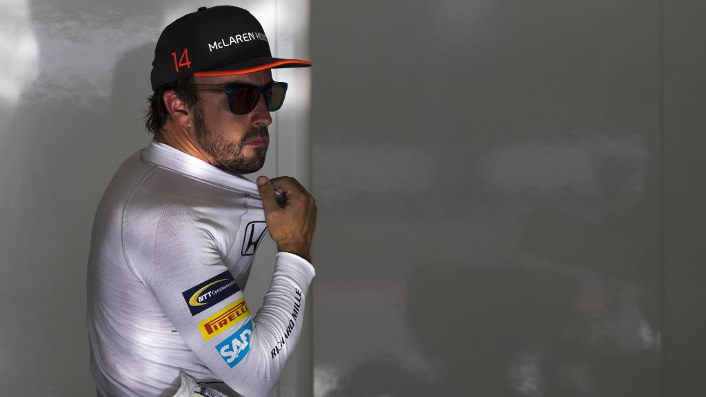 Fernando Alonso en su box en Bahrein.