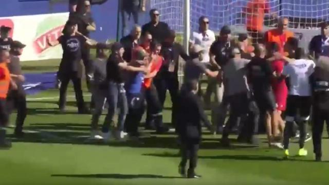 Así se pegaron los ultras del Bastia y los jugadores del Lyon.