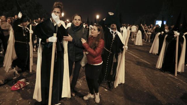 Una nazarena llora después de haber sufrido una de las estampidas que agitaron la 'Madrugá'