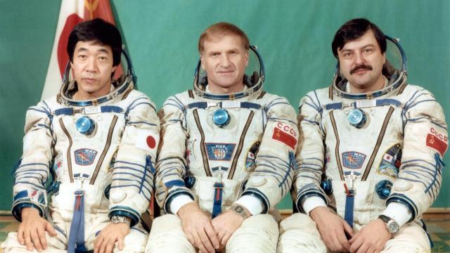 Akiyama junto a dos cosmonautas de la CCCP.