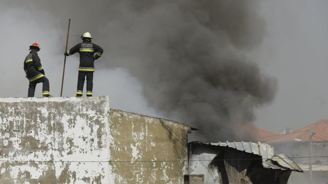 Los bomberos trabajando en el lugar de los hechos.