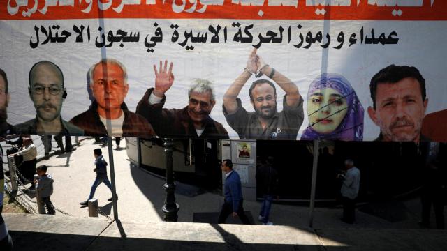 Un cartel que defiende a presos palestinos en cárceles israelíes en la ciudad de Ramallah, en Cisjordania.