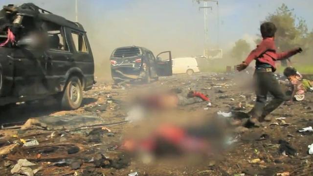 Un niño se tambalea en una escena de desolación tras el atentado cerca de Alepo.