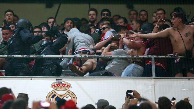 Carga policial contra los aficionados del Bayern.