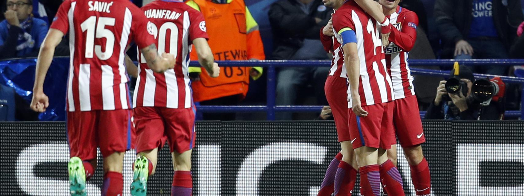 El Atlético celebra el gol del Leicester en Inglaterra.