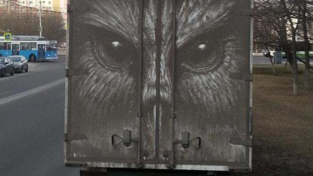 Una de las obras de 'Proboynick'  en el remolque de un camión