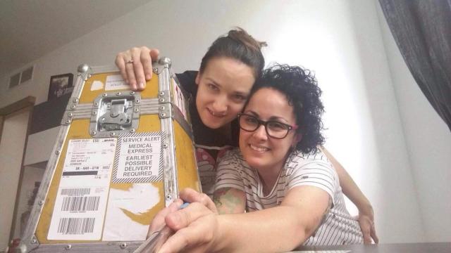 Rosa y Carol abren el paquete con esperma congelado procedente de Dinamarca