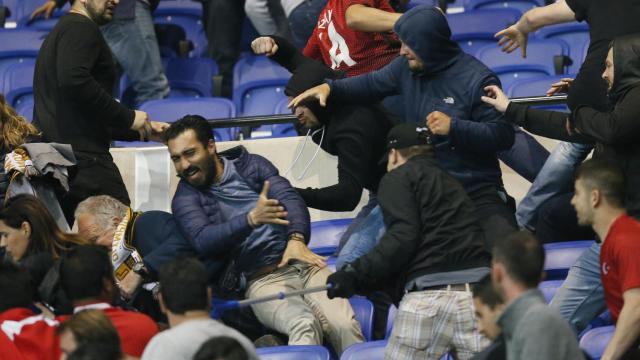 Un momento de la pelea entre aficionados de Lyon y Besiktas.