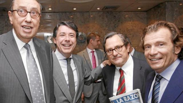 El presidente de La Razón, Mauricio Casals (izq), y su director, Francisco Marhuenda,junto al expresidente de Madrid, Ignacio González y al subdirector del periódico, Joaquín Parera.