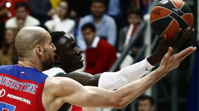 James Augustine e Ilimane Diop disputan el balón.