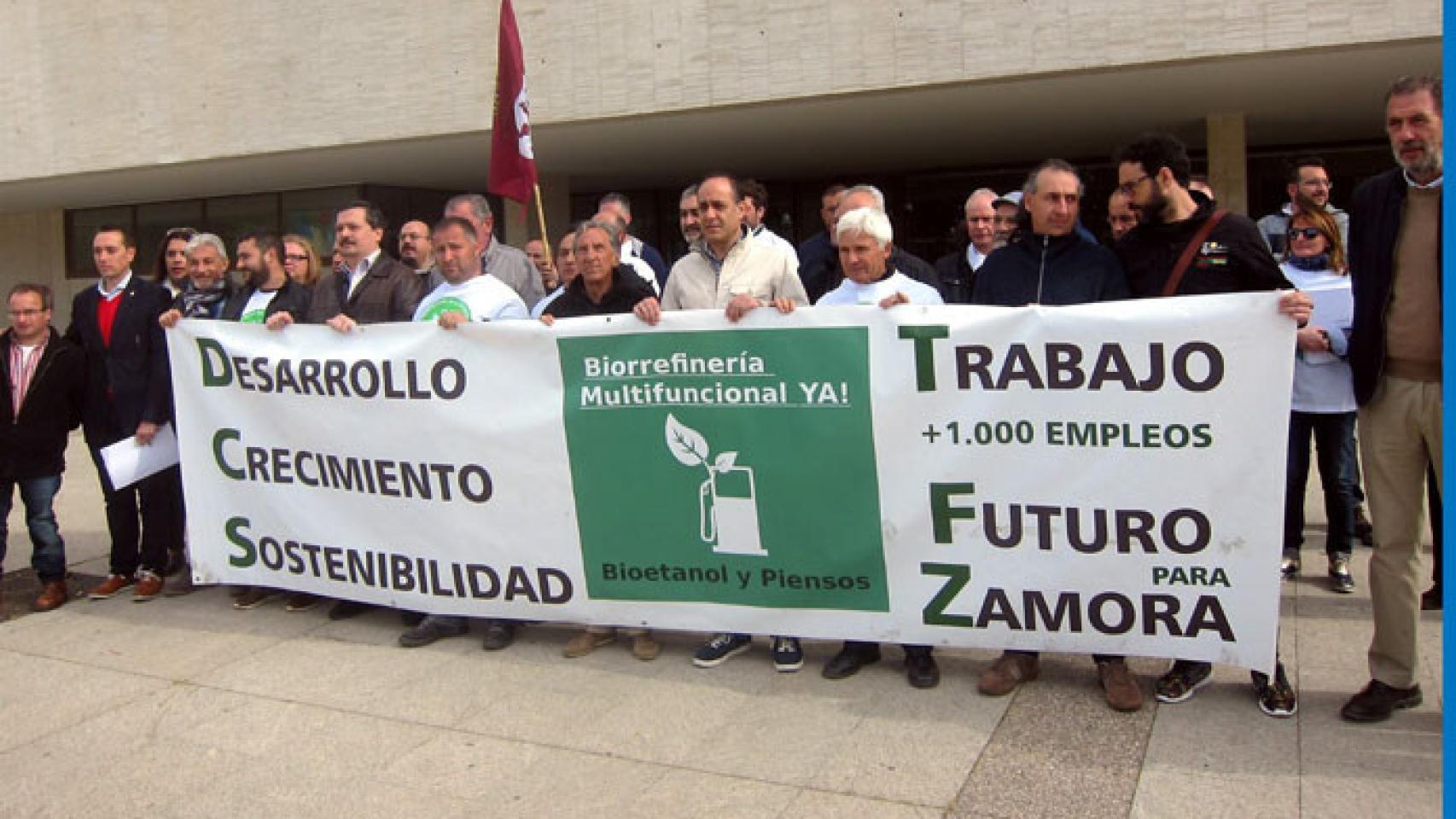 Manifestación de la Plataforma Pro Biorrefinería de Barcial del Barco a las puertas de las Cortes de Castilla y León